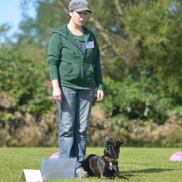 Hundetrainerin Andrea mit ihrer Hündin bei Rally Obedience