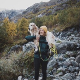 Hundetrainerin Susanne mit ihrem Hund in den Bergen