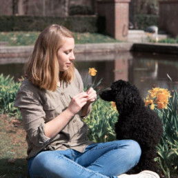 Hundetrainerin Linda mit ihrer Hündin Abby